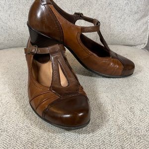Earth brown vintage-style pumps.